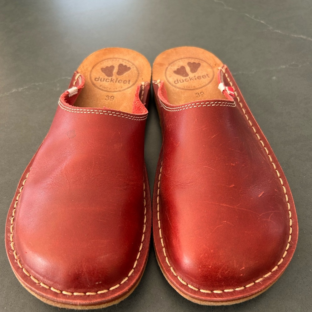 Duckfeet Women's Red Leather Mules